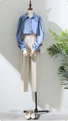 Clothes On Mannequin Photography, Online Selling Clothes Photography Ideas With Mannequin, Clothing Store Displays, Clothing Store Interior, Simple Fashion Outfits