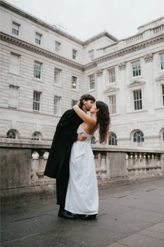 Couple kissing in front of Somerset House in London after their city chic wedding. Hackney Town Hall, Chic Elopement, Wedding London, Mayfair London