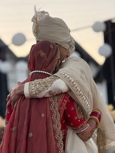 Mrunal Panchal & Anirudh Sharma  ~The Viral Wedding💍 Couple Wedding Indian, Indian Married Couple Photos, Bengali Wedding Photoshoot, Couple Indian Aesthetic, Indian Aesthetic Wedding, Indian Marriage Aesthetic, Indian Wedding Photoshoot Ideas, Wedding Couple Poses Photography Indian, Marriage Couple Photography