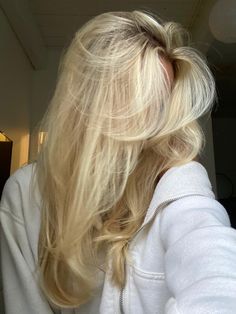 Light Buttery Blonde Hair, 90s Blonde Hair, Curled Blonde Hair, Brunette Hair With Highlights, Pretty Hair Color, Hair Stylist Life, Hair Life, Short Blonde Hair