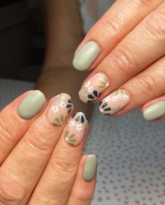 Teal Floral Nails, Green Nails Asthetics, Sage Floral Nails, Sage Green Floral Nails, Green Boho Nails, Green Plant Nails, Sage Green Nails With Flowers, Sage Green Nails Short, Eucalyptus Nails