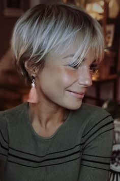 One Length Pixie Haircut, Short Blonde Haircuts Pixie, Pixie Fine Hair, Bob Hair Ideas, Pixie Haircut Ideas, Choppy Hair