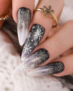 Black And White Christmas Nails, White Christmas Nail Designs, Classy Christmas Nails, Scene Black And White, White Christmas Nails, Black And White Christmas, Golden Nails, Nail Design Inspiration, Rose Gold Nails