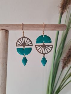 Boucles d'oreilles sequins émaillés verts losanges et demi cercle Diy Jewelry Videos, Concrete Jewelry, Jewelry Making Earrings, Handmade Fashion Jewelry, Polymer Clay Creations, Clay Creations, Polymer Clay Jewelry, Leather Jewelry