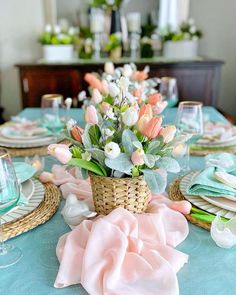 easter tablescapes easter table decorations easter table settings easter table decorations centerpieces easter table decor ideas easter table decorations simple easter table settings elegant easter table settings napkins easter table settings rustic Easter God, Table Settings Ideas, Tulips Arrangement, Minimalist Table, Zucchini Salad, Tafel Decor, Beautiful Tablescapes, Easter Table Settings