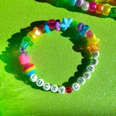 Glücksbringer Perlenarmband ☘️ ☁︎ Details ☁︎ ❥ ca 16,5 cm & super dehnbar 🐛 ❥ kann auf deine Wunschgröße angepasst werden :) 🌈 ❥ möchtest du das gleiche Design, aber möchtest etwas anderes sagen? ich kann das ✨ Kidcore Bracelet, Brackets Ideas, Bracket Ideas, Kandi Beads