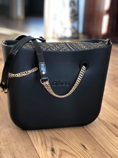 Luxury Gold Shoulder Bag For Work, Business Black Shoulder Bag With Gold-tone Hardware, Chic Black Shoulder Bag With Gold-tone Logo Plaque, Luxury Black Bags With Gold-tone Hardware, Luxury Black Shoulder Bag With Gold Chain, Islamic Pictures, Butterfly Wallpaper, Work Bags