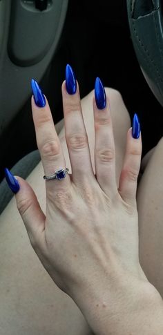 Nails Cat Eye Effect Blue, Dark Blue Ombre Acrylic Nails, Royal Blue Nails Aesthetic, Matalic Nails Acrylic Blue, Sapphire Blue Acrylic Nails, Sapphire Nail Ideas, Royal Blue Cat Eye Nails, Sapphire Nails Acrylic, Blue Sapphire Nails