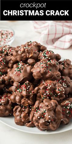 Crockpot Christmas, Christmas Candy Easy, Easy Christmas Candy Recipes, Crockpot Candy, Resipi Kek, Chocolate Covered Peanuts, Christmas Baking Recipes, Candy Recipes Homemade, Christmas Candy Recipes