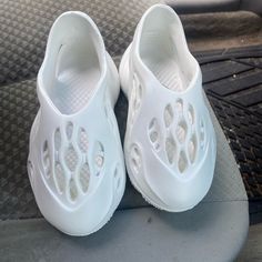 Size 26/27 (Usa: 9.5-10 Toddler Size 2-4 Years) Unisex Garden Clogs: The Unique Breathable Upper Design Can Effectively Accelerate Air Circulation And Keep Your Feet Always Dry Arch Support: Deep Heel Cup & Roomy Toe Box Molds To Your Foot Shapes For Extreme Comfort, Ergonomic Designed To Hug Your Arches, Enhances Comfort And Relieve Foot Pain Outer Material: Rubber Inner Material: Unlined Sole: Ethylene Vinyl Acetate Closure: Pull On Heel Type: Flat Material Composition: Synthetic Shoe Width: M White Slide Clogs For Summer, White Summer Slide Clogs, Non-slip White Clogs For Spring, Summer Non-slip Plastic Clogs, White Non-slip Clogs For Spring, Summer Plastic Non-slip Clogs, Summer Closed Toe Plastic Clogs, Comfortable White Clogs For Beach, Comfortable White Clogs For The Beach