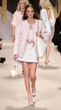 Chanel Spring 2022, Tweed Jacket Outfit, Chanel Tweed Jacket, Saved Images, Moda Chanel, Chanel Fashion Show, Chanel Runway