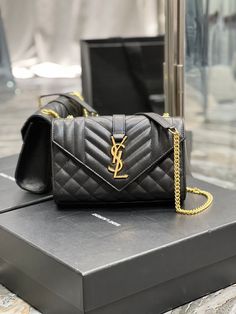 Description S.L Small Bag Black In Mix Matelasse For Women 8.2in/21cm YSL 600195BOW911000 Rep 1:1 Size: 21 x 13 x 6cm / 8.2 x 5.1 x 2.3 inches (Length x Height x Width ) Black Flat pocket Small compartment Gold toned hardware Includes box, dust bag. This product is of the best quality. Luxury Collection, Medium Bags, Black Flats, Small Bag, Gold Tone Metal, Satchel Bags