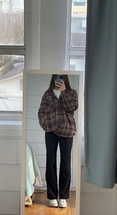 Oversized Leggings Outfit, Creme Flannel Outfit, Flannel Yoga Pants Outfit, Yoga Pants And Flannel Outfit, Fall Outfits Aesthetic Flannel, Flannel And Yoga Pants Outfits, Winter Outfits With Flannels, Flannel Outfits Women Fall, Tucked Flannel Outfits