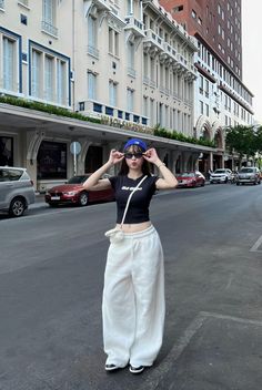 Singapore Ootd, Pose Ootd, Street Wear Aesthetic, Outfit Pose, Simple Style Outfits, Pretty Clothing, Korea Style