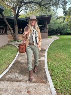 what to wear in Africa as tourist South Africa Outfits What To Wear, Safari Boots Women, Safari Inspired Outfit, African Safari Outfit, Safari Outfit Ideas, Out Of Africa Style, Explorer Archetype, Africa Attire, Safari Packing List