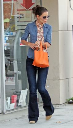 Katie Holmes - love the outfit. esp the orange bag Katie Holmes 2022, Orange Purse Outfit, Bootleg Jeans Outfit, Kate Holmes, Orange Purse, Bootleg Jeans, Style Casual Chic