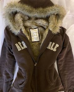 Cardigan Fall Outfit, Warm Hoodies, 00s Mode, The Cardigans, Fur Jackets, 2000s Fashion Outfits, Collared Sweatshirt, Fur Coats