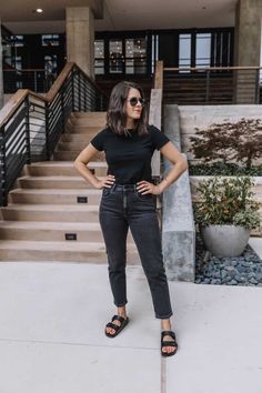 Birkenstock Outfit, Black Birkenstock, Sandals Outfit, Mode Casual, Minimalist Wardrobe, Birkenstock Arizona, Spring Summer Outfits, Mom Style, Outfits Casuales