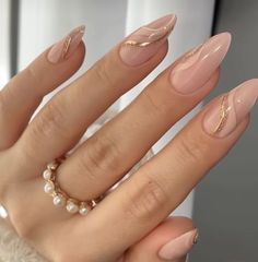 Elegant Nails Almond Art Designs, Elegant Nail Designs Stilettos, Gold Design Nails Simple, Pink And Gold Nail Designs Classy, Almond Nails Nude Design, Formal Nail Designs Classy, Elegant Acrylic Nails Almond, Fun Nude Nails, Elegante Nails Classy