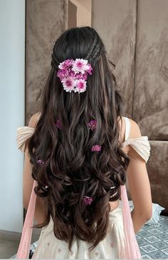 Mandap Hairstyle, Simple Hairstyles For Engagement Indian, Hairstyles With Rose, Open Hairstyles For Bride, Open Hair Styling, Floral Hairstyles, Hairstyle For Bride, Floral Hairstyle, Brides Sister