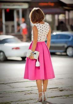 mural fashion: toda romântica de saia midi e petit pois Street Chic Outfits, Rok Midi, White Polka Dot Shirt, Rok Outfit, Pink Midi Skirt, Midi Skirt Outfit, בר מצווה, Summer Work Outfits