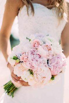 a woman holding a bouquet of flowers in her hand and the caption reads, 15 pretty pony bouquets