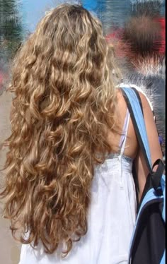 Super Long Wavy Hair, Future Nostalgia, Vacation Hairstyles, Hairstyles 2024, Viral On Tiktok, Wavy Haircuts, Styling Hair, Going Viral, Long Wavy Hair