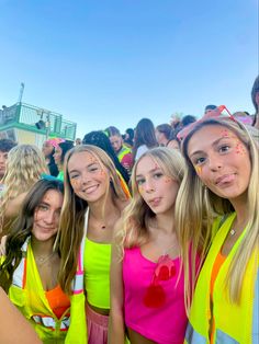 Glow Run Outfits, Neon Fnl Outfit, Neon Spirit Day, Neon Day Spirit Week, Neon Out Football Game, Neon Football Game Theme Outfit, Fnl Fits, Neon Outfit Ideas