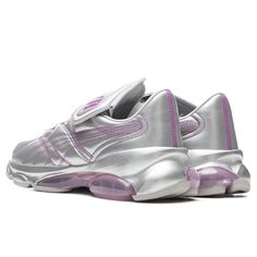 The Puma x Dua Lipa collaboration introduces the Women’s Cell King Metallic L. The latest addition to the collaboration, the silhouette features a metallic silver leather upper with detailed contrast stitching. The football-inspired velcro flag adds a functional touch to the design, as it is treated with printed Puma branding. The translucent Puma Cell bubble at the midsole adds additional comfort, while Dua Lipa’s signature butterfly is printed at the tongue and sockliner. The rubber outsole fi Puma X Dua Lipa, Metal Boots, Mens Leather Chukka Boots, All Nike Shoes, Silver Sneakers, Leather Slip On Shoes, Pink Lady, Football Shoes, Lady Grey