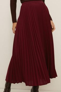 Maroon Pleated Skirt Outfit, Pleated Midi Skirt Outfit, Tzniut Fashion, Birthday 25, Midi Skirts Style, Red Pleated Skirt, Maroon Skirt, Accordion Skirt, Pleated Skirt Outfit