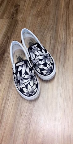 Black Shoe Painting Ideas, Vans Costumized Ideas, Black Shoes Painting Ideas, White Vans Painted Shoes Ideas, Painted Black Shoes, Shoe Art Designs, Canvas Shoes Diy, Cool Vans Shoes, Sharpie Shoes