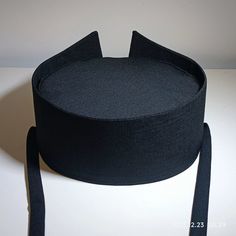 A cylindrical cap; it has a higher back and lower front. Originally asoldiers' headscarf that later developed into a head covering cap in the Han Dynasty and adopted into widespread use. Later developed into the pingshangze 平上幘 (flat top cap), which had a flatter top decorated with a bamboo slip. These hats continued to be worn by military officials. Please enter your head circumference in the provided fields above. To measure head circumference, please measure according to the example: This ite Male Hanfu, Chinese Hat, Flat Top Hat, The Han Dynasty, Modern Hanfu, Three Kingdoms, Han Dynasty, New Chinese Style, New Chinese