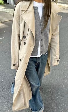 Fall Trench Coat Outfit, Aw Fashion 2024, Trench Coat Outfit Dress, Fall Outfits Trench Coat, Outfits With Trench Coats, Trench Coat Winter Outfit, Outfit With Trench Coat, Winter Trench Coat Outfit, Trench Aesthetic