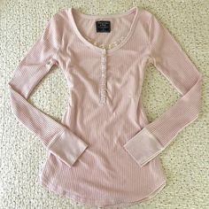 Pink Henley Top, Cute Shirts Aesthetic, Depop Clothes, 90s Outfit, Love Clothing, Kinds Of Clothes, Simple Trendy Outfits