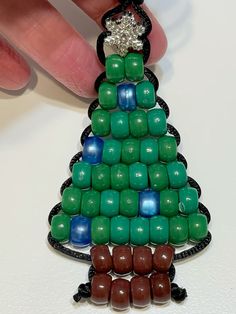 Step by step video tutorial on how to make a pony beas Christmas tree. #diy #christmas #christmascraftsforkids #christmascraft #ponybeads #beads #beadwork #christmasornaments Pony Bead Christmas Ornaments, Christmas Pony Bead Crafts, Things To Make With Pony Beads, Diy Beaded Christmas Ornaments, Pony Bead Christmas, Bead Christmas Tree, Christmas Beads Craft