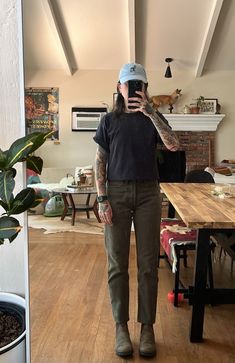 Women In Stem Outfit, Stem Females Outfits, Masc Women Outfits Winter, Soft Masculine Outfits, Soft Masculine Aesthetic Women, Soft Masc Aesthetic, Masc Feminine Outfits, Cool Lesbian Style, Lesbian Fall Fashion