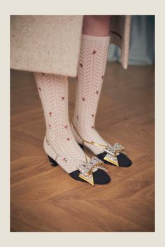 Valentino Resort 2025 https://www.vogue.com/fashion-shows/resort-2025/valentino/slideshow/detail#22 Valentino Runway, Runway Shoes, Cinderella Shoes, Walk In My Shoes, Womens Summer Shoes, Couture Details, Fashion Now, Bow Shoes