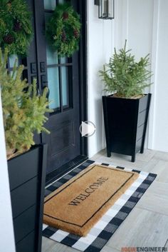 Back Porch Ideas Decks, Farmhouse Front Porches, Front Porch Ideas Curb Appeal, Small Front Porches, Tall Planters, Small Porches, Diy Barn Door, House Landscape, Diy Planters