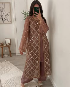 Mehndi Suit Designs, Heavy Pakistani Suits, Pakistani Wedding Guest Outfits, Function Hairstyles, Kurti Styling, Desi Fits, Lawn Dresses, Simple Dress Casual, Arabian Dress