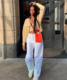 It girls - mulher com tranças, calça de sarja, camisa e bolsa laranja - calças tendência - Verão - Street Style - https://stealthelook.com.br Style With Baggy Jeans, Bright Pink Dresses, Creative Outfits, Going Out Shirts, Outfits To Wear, Outfit Formulas, Going Out Tops, It Girl, Sweater Set