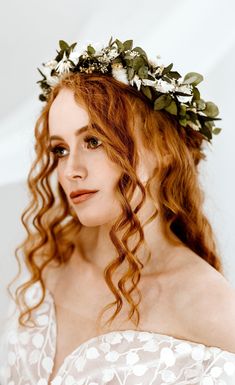 Designed with free spirited boho brides in mind, this stunning Aphrodite bridal flower crown headband is the perfect finishing touch to your wedding day look. Each flower crown is handmade in the UK by Luna and Wild. Featuring a selection of premium quality dried and preserved flowers and foliage in a full circlet design, including preserved Eucalyptus, snow white bunny tails, dried oats, gypsophila and preserved white hydrangea wrapped around a wire base that can be gently bent to fit any adult head size. This charming rustic flower crown is a brilliant veil alternative or perfect bridesmaid accessory for a wild boho look that can be kept and enjoyed for years after your big day. Your flower crown will arrive beautifully boxed and gift wrapped with care instructions to ensure your crown i Flower Crown Wedding Veil, Gypsophila Wedding, Flower Wreath Hair, Holly Wedding, Floral Wedding Hair, Forest Theme Wedding, Wedding Hair Wreath, Flower Crown Hairstyle, Flower Crown Headband