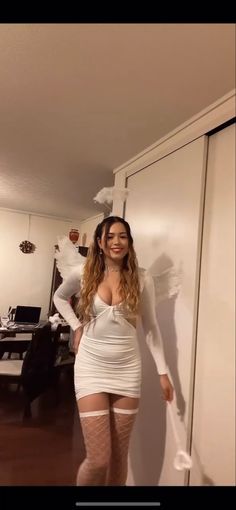 White dress with some angel wing and angel ring #コスプレ #ハロウィン#Halloween #costume #ideas Angel Halloween, Angel Ring, Halloween Idea, Hallowen Costume, Halloween Costume Ideas, Fancy Dresses, The Cool, Costume Ideas