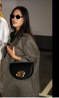 Taupe Coat Outfit, Black Hair Outfits, Taupe Outfit, Elegant Outfit Classy, Fashion Mistakes, Mode Inspo, Style Crush, Looks Chic, Casual Winter Outfits