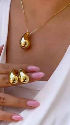 ▪️High Quality  ▪️They Are Gold Plated  🌟Dm for Orders  📲 050 281 5887 Jewellery Photo Shoot, Trendy Gold Earrings, Jewellery Photography Ideas, Trendy Gold Jewelry, Jewelry Photography Ideas, Jewelry Content, Jewellery Photo, Office Jewelry, Clay Flower Jewelry