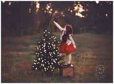 Family Pictures With Christmas Tree, Fire Pit Photoshoot Christmas, Christmas Photography Ideas Outdoor, Field Christmas Pictures, Christmas Set Up Photography Outdoors, Christmas Forest Photoshoot, Outdoor Christmas Pictures Kids, Toddler Christmas Pictures Outdoor, Christmas Mini Outdoor