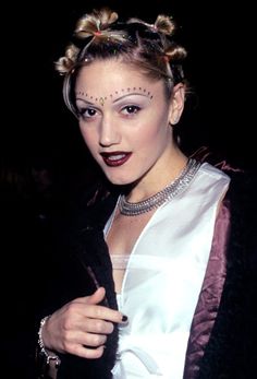 Gwen Stefani bindi Gwen Stefani 90s, 1990s Hairstyles, 90s Makeup Trends, 90s Fashion Party, Hair Muse, Gwen Stefani No Doubt, Fashion Guys, Hair Clips 90s, Hollaback Girl