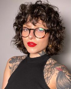 Layered Curly Haircuts, Kim Hair, Medium Short Haircuts, Y2k Hairstyles, Short Curly Haircuts, Medium Short Hair, Curly Hair Care, Curly Hair Cuts