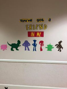 the children's room is decorated with silhouettes of dinosaurs and their names on the wall