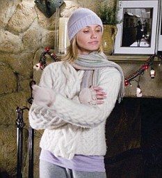 Love the whole look!! I want to knit this sweater!!!!!!!!😆 Cameron Diaz Style, Celebrity Style Guide, Actrices Hollywood, Knitted Hood, Holiday Wear, Holiday Movie, Cable Sweater