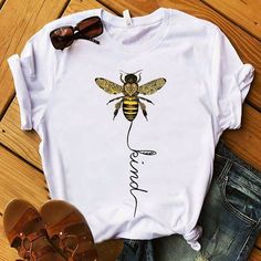 Hippie t shirts, hippie be kind, hippie outfits, hippie fashion. Summer Tee Shirts, T Shirt Painting, Hippie Peace, Bee Kind, Women T Shirt, 그림 그리기, White T, Short Tops, Sweater Hoodie